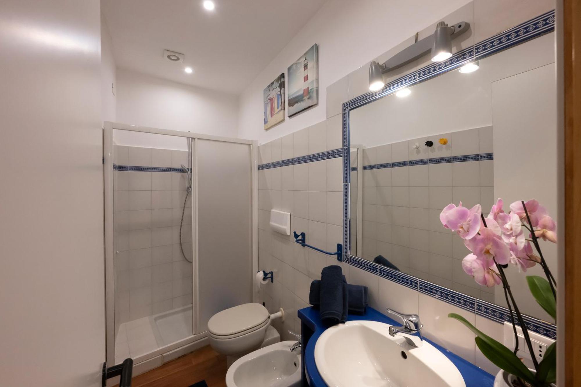 46 Santa Marta Apartment Lecco Bagian luar foto
